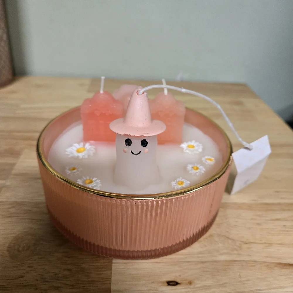 Cupcakes & Cashmere ghost Candle - Picture 1 of 4